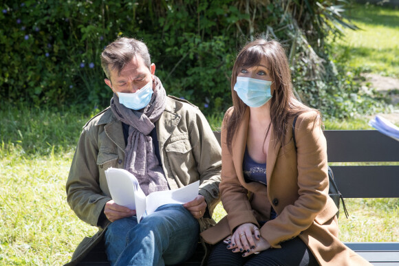 Exclusif - Elsa Esnoult et Sébastien Roch - Reprise du tournage de la série "Les Mystères de l'amour" à Cergy-Pontoise. Le 14 mai 2020.
