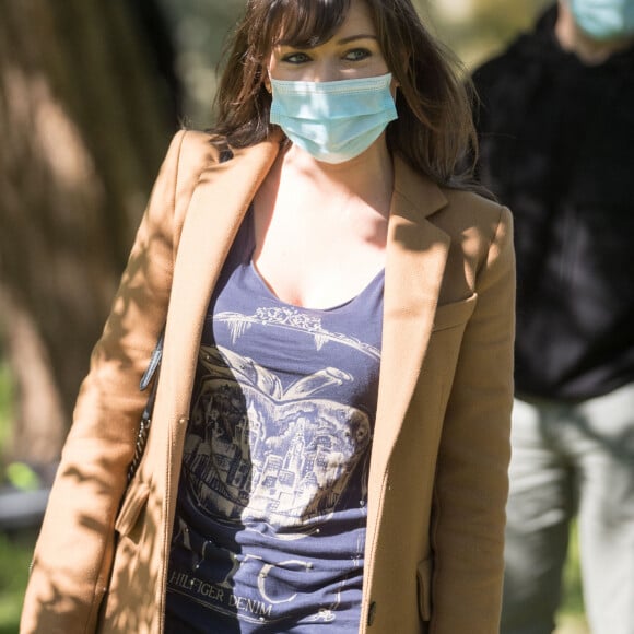 Exclusif - Elsa Esnoult - Reprise du tournage de la série "Les Mystères de l'amour" à Cergy-Pontoise. Le 14 mai 2020.