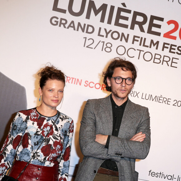 Le chanteur Raphael (Raphaël Haroche) et Mélanie Thierry - Soirée d'ouverture de la 7éme édition du Festival Lumière 2015 à la Halle Tony-Garnier à Lyon le 12 octobre 2015. 
