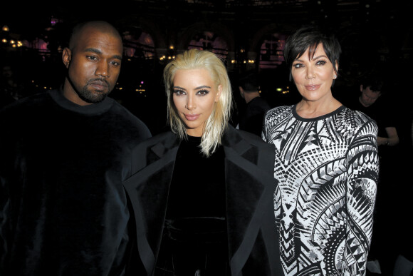 Kanye West, sa femme Kim Kardashian (blonde) et Kris Jenner - People au défilé de mode "Balmain" prêt-à-porter Automne-Hiver 2015-2016 au Grand Hôtel à Paris, le 5 mars 2015.