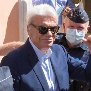 Bernard Tapie et sa femme Dominique - Mariage civil de Sophie Tapie et Jean-Mathieu Marinetti à la mairie de Saint-Tropez en présence de leurs parents et de la famille le 20 août 2020.  