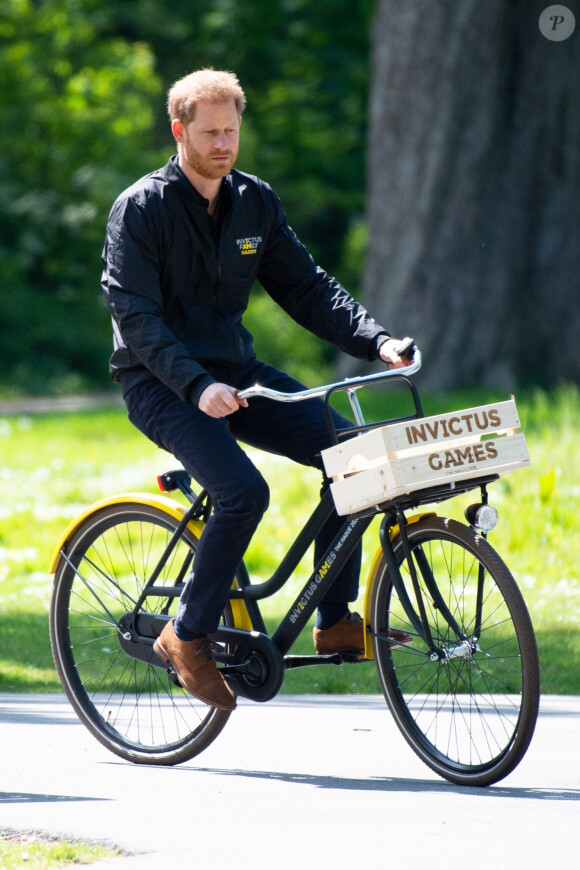 Le prince Harry, duc de Sussex fait du vélo dans le cadre de son déplacement à La Haye pour les Invictus Games. Le 9 mai 2019.
