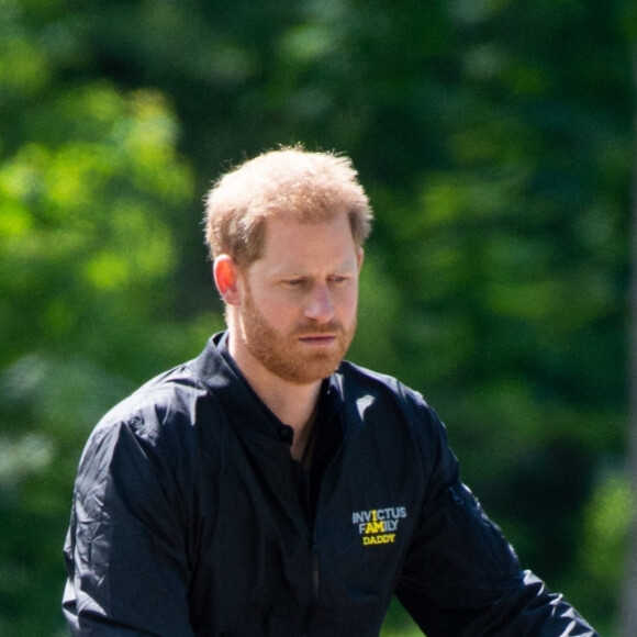 Le prince Harry, duc de Sussex fait du vélo dans le cadre de son déplacement à La Haye pour les Invictus Games. Le 9 mai 2019.