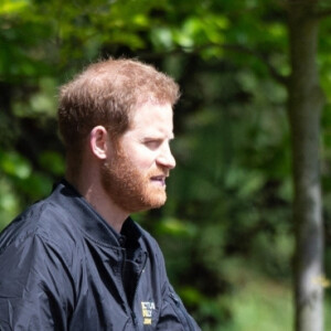 Le prince Harry, duc de Sussex fait du vélo dans le cadre de son déplacement à La Haye pour les Invictus Games. Le 9 mai 2019.