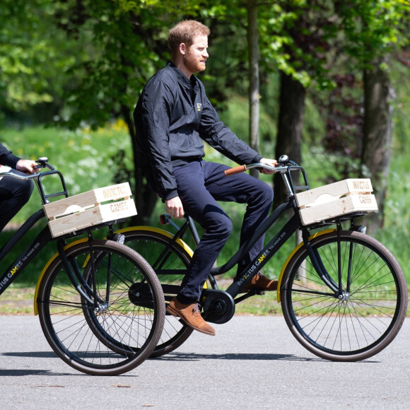 Le prince Harry, duc de Sussex fait du vélo dans le cadre de son déplacement à La Haye pour les Invictus Games. Le 9 mai 2019.