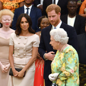 Le prince Harry, duc de Sussex, Meghan Markle, duchesse de Sussex, la reine Elisabeth II d'Angleterre - Personnalités à la cérémonie "Queen's Young Leaders Awards" au palais de Buckingham à Londres le 26 juin 2018.