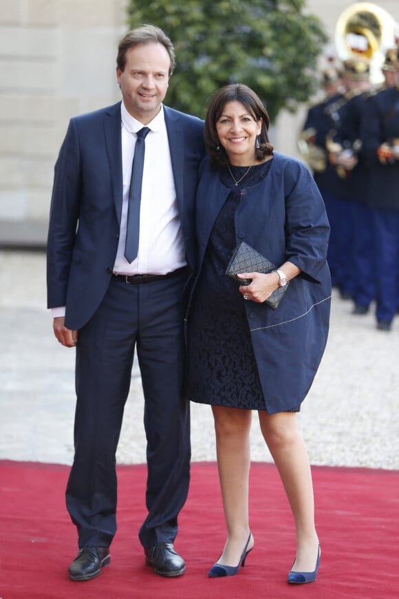 La maire de Paris Anne Hidalgo et son mari Jean-Marc Germain - Dîner d'état en l'honneur du couple royal d'Espagne offert par le président de la république au palais de l'Elysée à Paris. Le 2 juin 2015.
