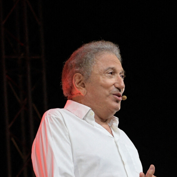 Exclusif - Michel Drucker - Spectacle hommage à Guy Bedos dans le parc Jourdan à Aix-en-Provence. Le 15 août 2020 © Patrick Carpentier / Bestimage