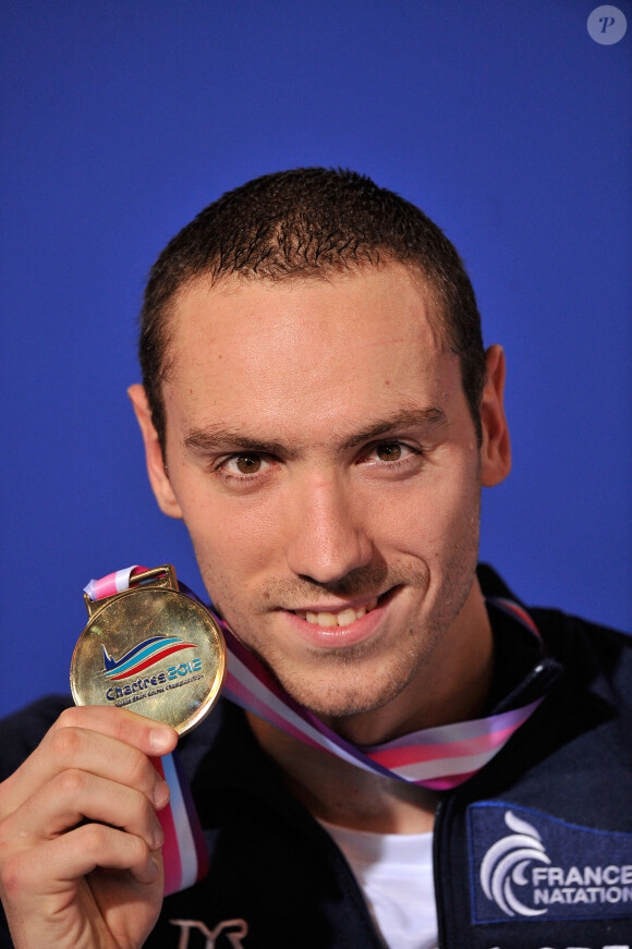 Jeremy Stravius remporte l'or dans le relais 4x100m au cote de Florent Manaudou, sur le 50m dos, et les filles, Mélanie Hénique et Anna Santamans a Chartres le 23 nov 2012.