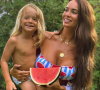 Jade Lagardère, canon en bikini avec son fils Nolan.