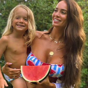 Jade Lagardère, canon en bikini avec son fils Nolan.