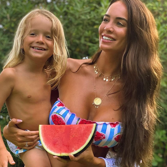 Jade Lagardère, canon en bikini avec son fils Nolan.