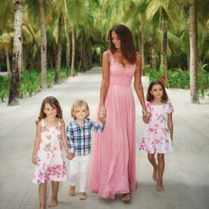 Jade Foret Lagardère et ses trois enfants en vacances aux Maldives. Mars 2019.