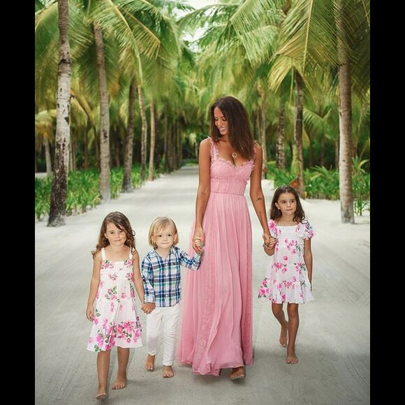 Jade Foret Lagardère et ses trois enfants en vacances aux Maldives. Mars 2019.