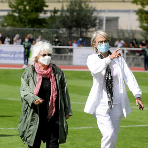 Catherine Lara et sa compagne Samantha - Match de football entre le Variétés Club de France et l'équipe du Centre Hospitalier Poissy / Saint-Germain-en-Laye au profit de la fondation Hôpitaux de Paris - Hôpitaux de France présidée par B.Macron. au stade Léo-Lagrange de Poissy, le 6 septembre 2020. Le coup d'envoi a été donné par C.Lara et H.Ben Arfa. © Dominique Jacovides/Bestimage