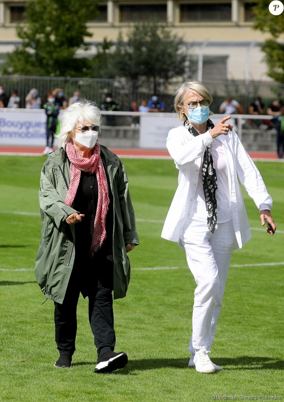 Catherine Lara et sa compagne Samantha - Match de football entre le Variétés Club de France et l'équipe du Centre Hospitalier Poissy / Saint-Germain-en-Laye au profit de la fondation Hôpitaux de Paris - Hôpitaux de France présidée par B.Macron. au stade Léo-Lagrange de Poissy, le 6 septembre 2020. Le coup d'envoi a été donné par C.Lara et H.Ben Arfa. © Dominique Jacovides/Bestimage