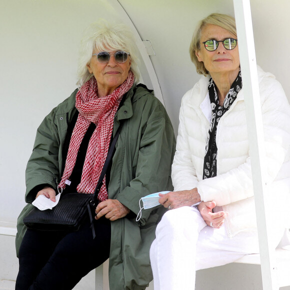 Catherine Lara et sa compagne Samantha - Match de football entre le Variétés Club de France et l'équipe du Centre Hospitalier Poissy / Saint-Germain-en-Laye au profit de la fondation Hôpitaux de Paris - Hôpitaux de France présidée par B.Macron. au stade Léo-Lagrange de Poissy, le 6 septembre 2020. Le coup d'envoi a été donné par C.Lara et H.Ben Arfa. © Dominique Jacovides/Bestimage