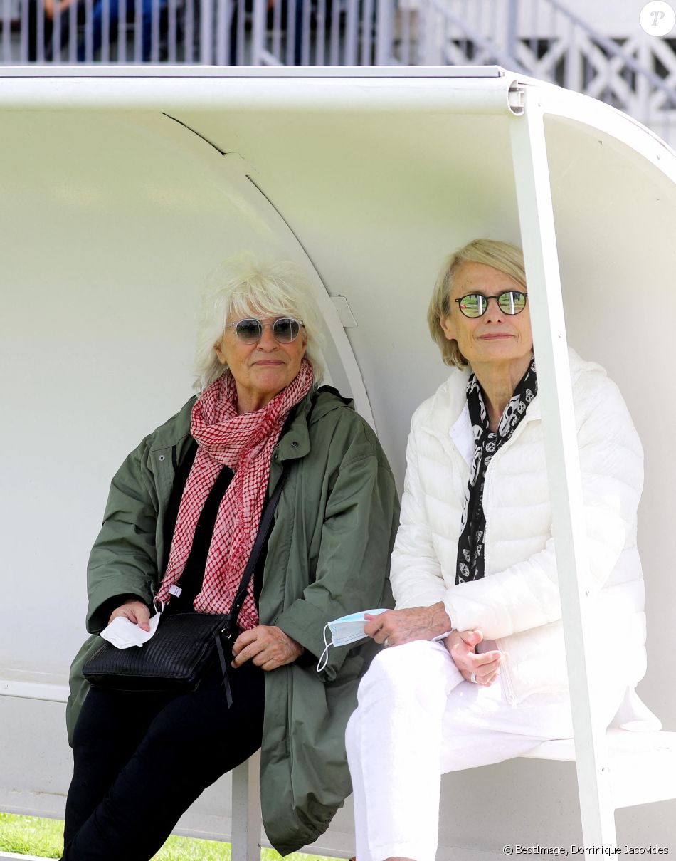 Catherine Lara et sa compagne Samantha - Match de football entre le Variétés Club de France et l'équipe du Centre Hospitalier Poissy / Saint-Germain-en-Laye au profit de la fondation Hôpitaux de Paris - Hôpitaux de France présidée par B.Macron. au stade Léo-Lagrange de Poissy, le 6 septembre 2020. Le coup d'envoi a été donné par C.Lara et H.Ben Arfa. © Dominique Jacovides/Bestimage