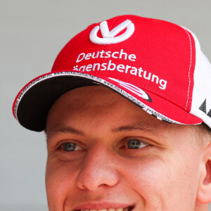 Mick Schumacher en conférence de presse après avoir finit 2ème des essais privés de F1 dans la Ferrari SF90 sur circuit de Sakhir, à Bahreïn, le 2 avril 2019.