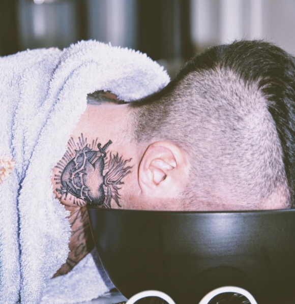 Adam Levine tatoué par Nathan Kostechko et photographié par Huge Lippe. Janvier 2020.