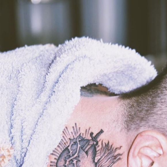 Adam Levine tatoué par Nathan Kostechko et photographié par Huge Lippe. Janvier 2020.