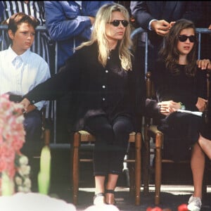 Archives - France Gall, son fils Raphaël Hanburger et sa fille Pauline - Obsèques de Michel Berger au cimetière Montparnasse. Paris. 1992.