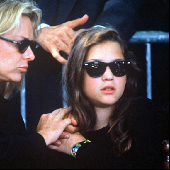 Archives - France Gall et sa fille Pauline aux obsèques de Michel Berger, à Paris.