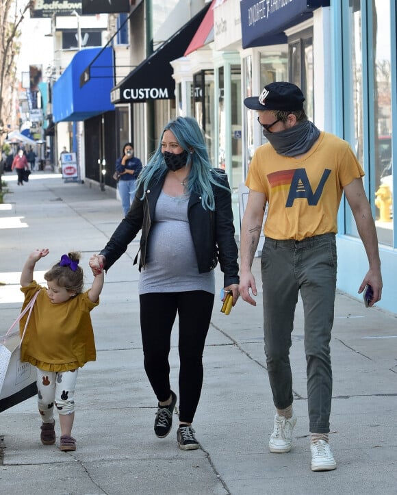 Hilary Duff enceinte et son mari Matthew Koma font du shopping avec leur fille Banks à Studio City le 13 mars 2021.