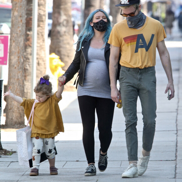 Hilary Duff enceinte et son mari Matthew Koma font du shopping avec leur fille Banks à Studio City le 13 mars 2021.