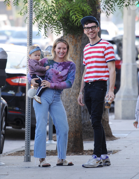 Exclusif - Hilary Duff avec son fiancé Matthew Koma et leur fille Banks, se promènent à Los Angeles, le 13 octobre 2019.
