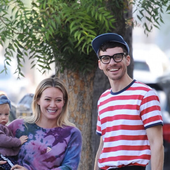 Exclusif - Hilary Duff avec son fiancé Matthew Koma et leur fille Banks, se promènent à Los Angeles, le 13 octobre 2019.