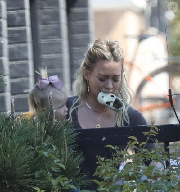 Exclusif - Hilary Duff et sa fille Banks se promènent à Los Angeles, le 5 octobre 2019.