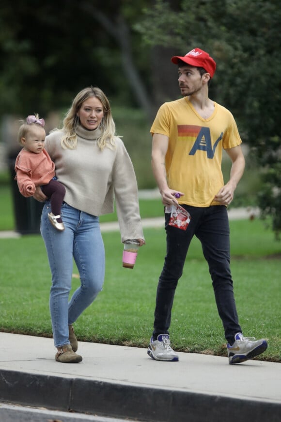 Exclusif - Hilary Duff se promène avec son compagnon Matthew Koma et sa fille Banks Violet Bair au parc de Cold Water dans le quartier de Beverly Hills à Los Angeles. Le 27 septembre 2019.