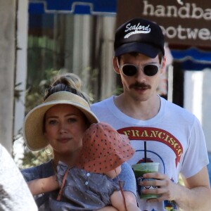 Exclusif - Hilary Duff, son compagnon Matthew Koma et ses enfants Luca et Banks Violet se promènent à Studio City, le 13 juillet 2019. Veuillez flouter le visage des enfants avant publication.  Exclusive - Germany call for price - ilary Duff seen walking with her partner Matthew Koma and the kids to Alfred Coffee. The family emerged with some sweet treats: Hilary and Matthew each had a cold drink, while Luca had an ice cream cone on July 13th, 2019. Please hide children face prior publication 