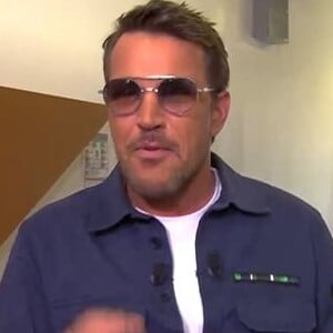 Benjamin Castaldi avec des lunettes dans "Le 6 à 7 avec Casta", le 29 mars 2021, sur C8