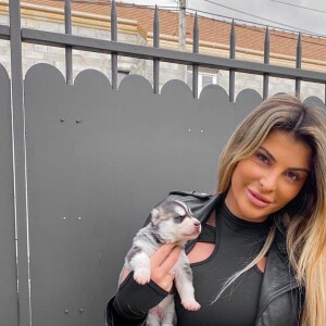 Mélanight pose avec un chien sur Instagram, le 20 novembre 2020
