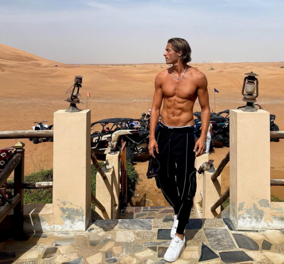 Dylan Thiry partage son quotidien luxueux à Dubaï sur Instagram