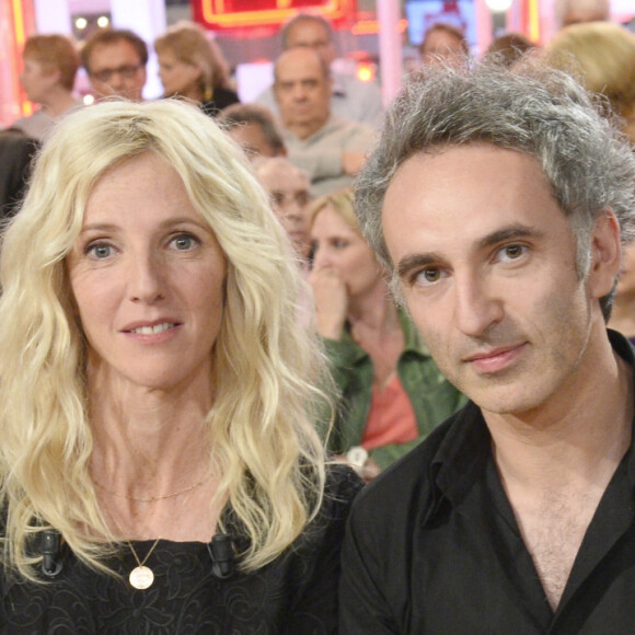 Sandrine Kiberlain et Vincent Delerm - Enregistrement de l'émission de "Vivement dimanche" à Paris, le 9 octobre 2013.