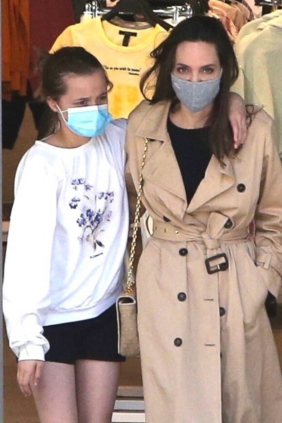 Exclusif - Angelina Jolie et sa fille Vivienne Jolie-Pitt font une sortie shopping ensemble à Hollywood. Le 29 mars 2021.