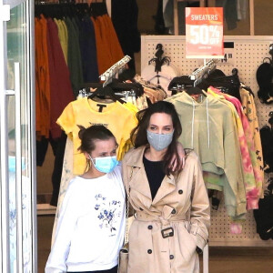 Exclusif - Angelina Jolie et sa fille Vivienne Jolie-Pitt font une sortie shopping ensemble à Hollywood. Le 29 mars 2021.