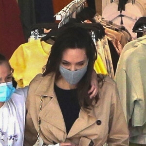 Exclusif - Angelina Jolie et sa fille Vivienne Jolie-Pitt font une sortie shopping ensemble à Hollywood. Le 29 mars 2021.