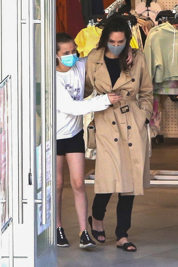 Exclusif - Angelina Jolie et sa fille Vivienne Jolie-Pitt font une sortie shopping ensemble à Hollywood. Le 29 mars 2021.