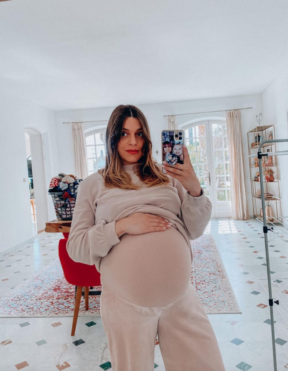 Alexia Mori, enceinte de son troisième enfant, dévoile son énorme baby-bump sur Instagram