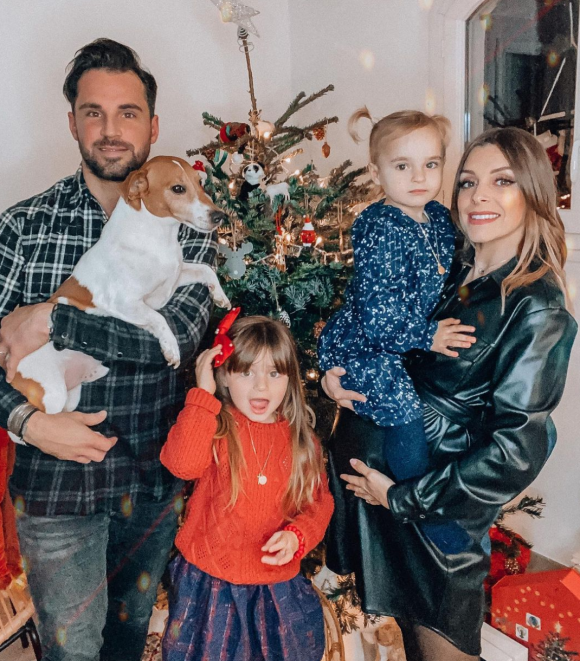 Alexia Mori, enceinte de son troisième enfant, prend la pose avec sa famille - Instagram