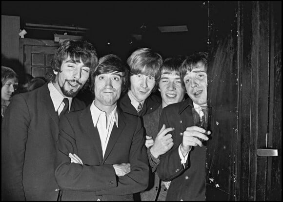 Les Charlots (Jean Guy Fechner, Gérard Filippelli, Luis Rego, Jean Sarrus et Gérard Rinaldi) en soirée en 1967.