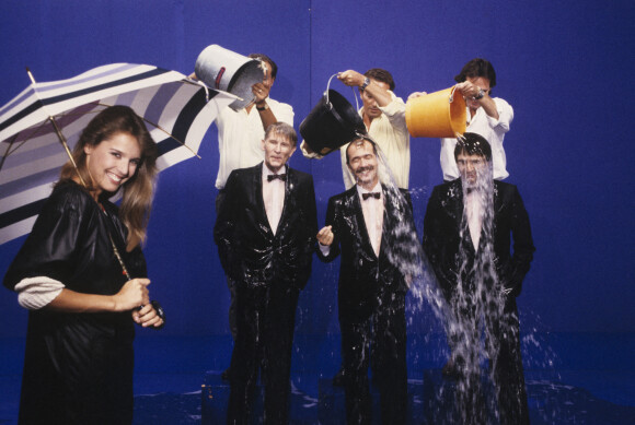 En France, à Paris, Désirée Nosbusch, Gérard Rinaldi, Gérard Fillipelli et Jean Sarrus, membres du groupe de comiques Les Charlots, le 18 septembre 1985.