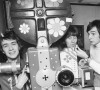 En France, à Cergy, Les Charlots dans la maison de Jean Sarrus, posant derrière une caméra, avec Jean Sarrus, Gérard Fillipelli), Jean Guy Fechner et Gérard Rinaldi le 23 janvier 1972.