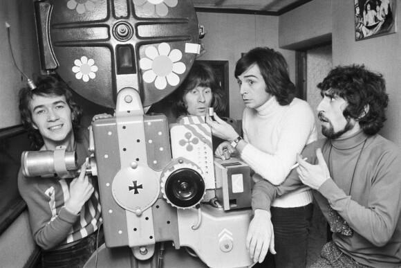 En France, à Cergy, Les Charlots dans la maison de Jean Sarrus, posant derrière une caméra, avec Jean Sarrus, Gérard Fillipelli), Jean Guy Fechner et Gérard Rinaldi le 23 janvier 1972.