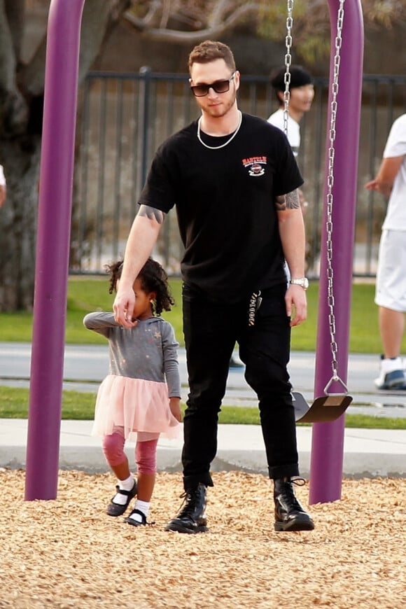 Exclusif - Chet Hanks (le fils de Tom Hanks) photographié pour la première fois avec sa fille Michaiah se promènent dans un parc à La Quinta le 1er février, 2019