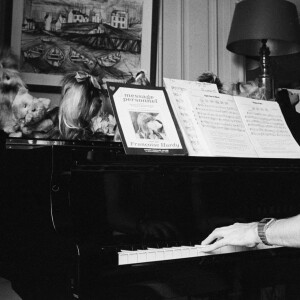 En France, à Paris, Patrick Juvet jouant du piano chez lui . Le 14 mai 1974. © Bruno Schneider via Bestimage
